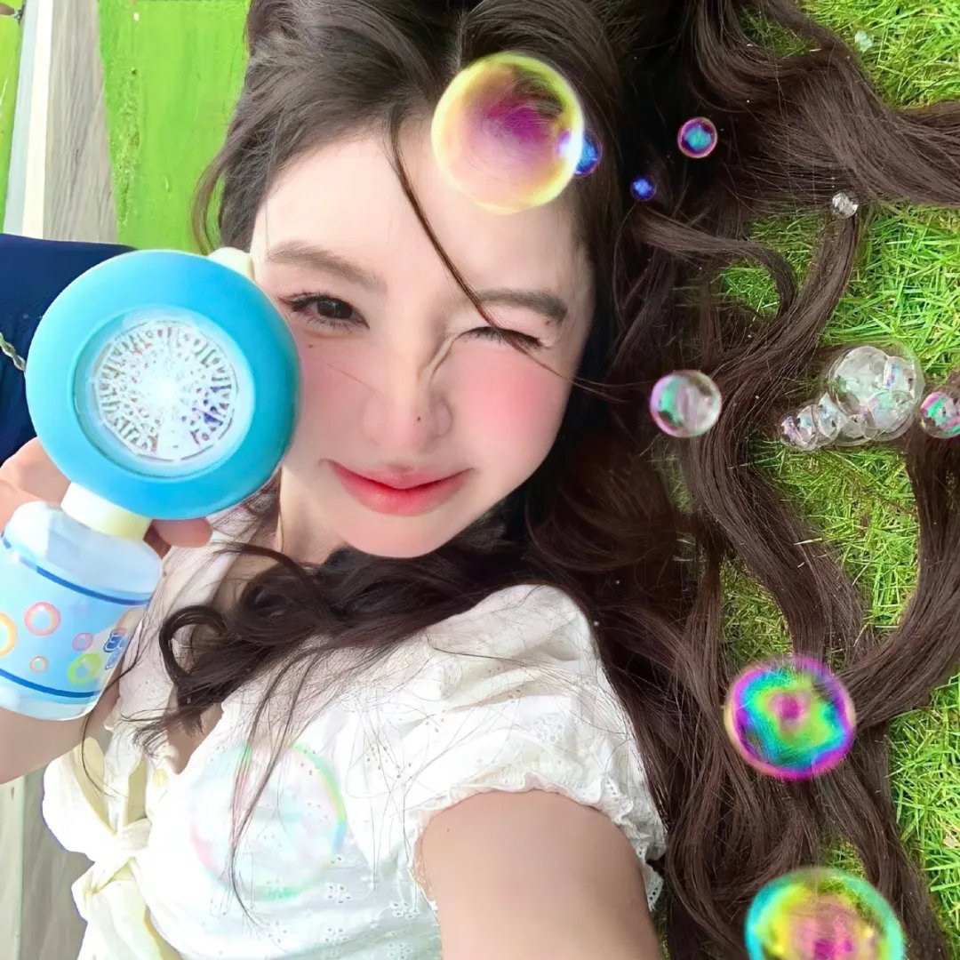 戴流苏耳环的少女